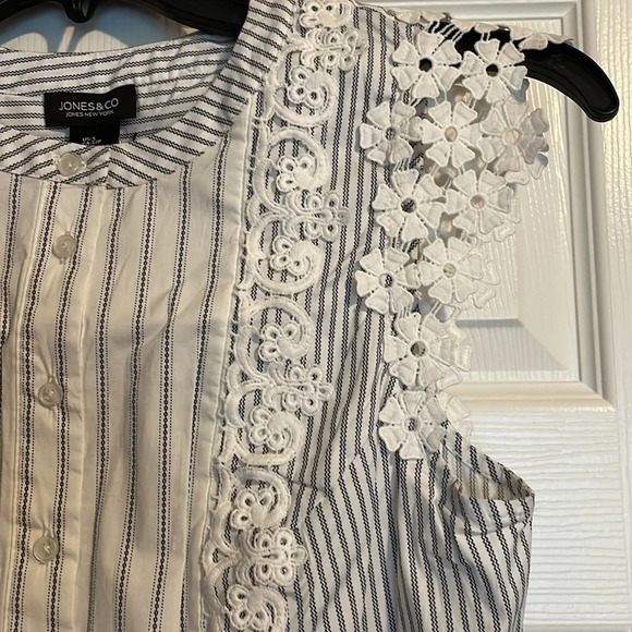 Jones & Co NWT beautiful floral detail women’s blouse size small - Picture 2 of 8
